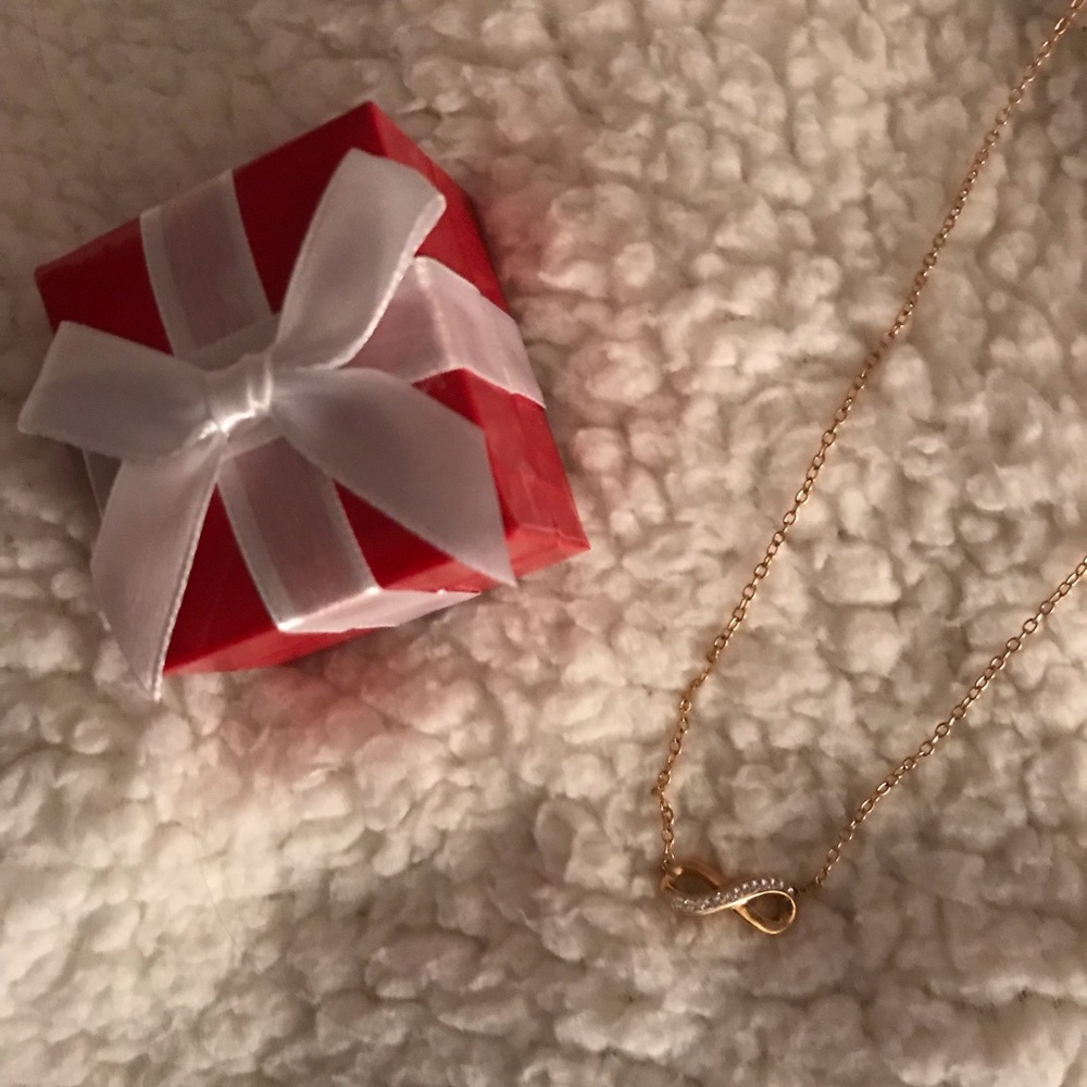 💗 V DAY SALE 💗 Macy’s Gold Infinity Necklace